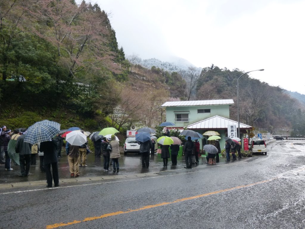 雪の中の出陣式 写真
