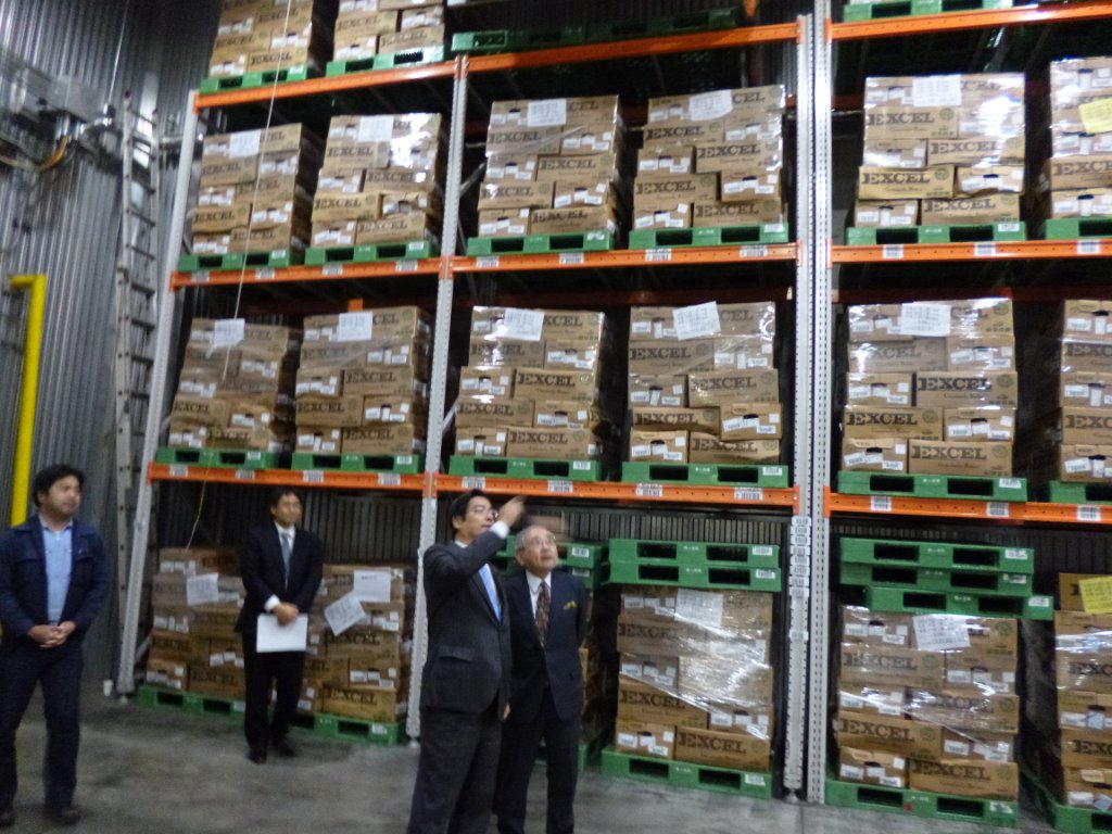 第一冷蔵東扇島冷凍物流センターにて(鈴木会長と) 写真