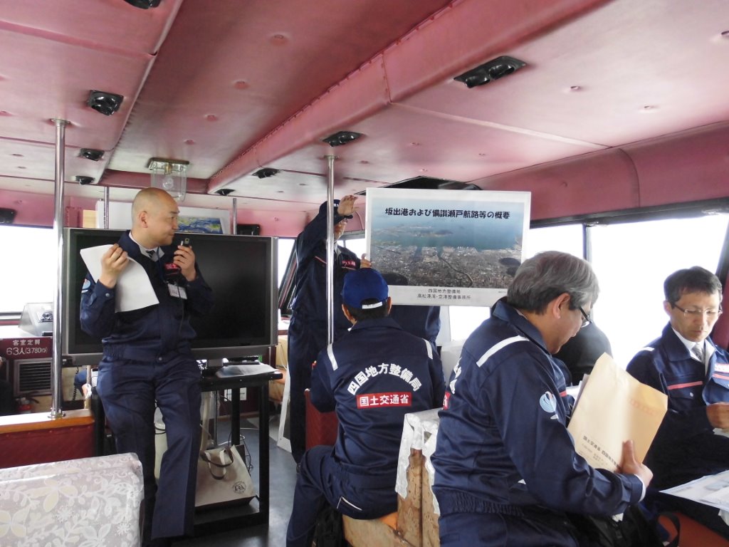 船内で訓練概要を伺う 写真