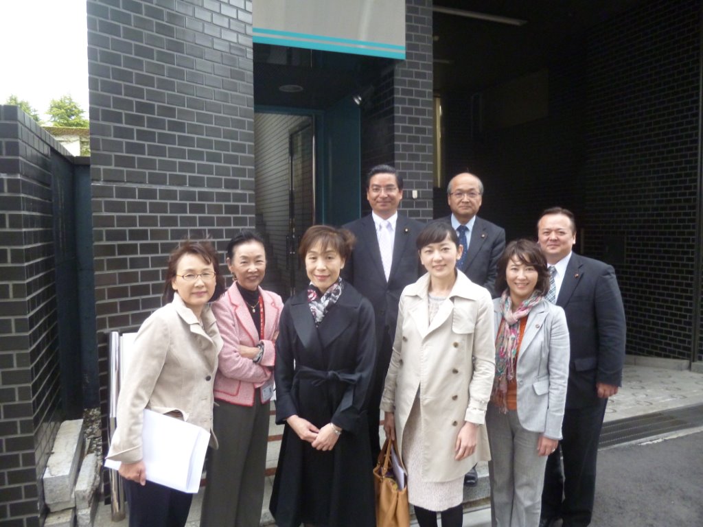公明党議員団(会田社長と) 写真