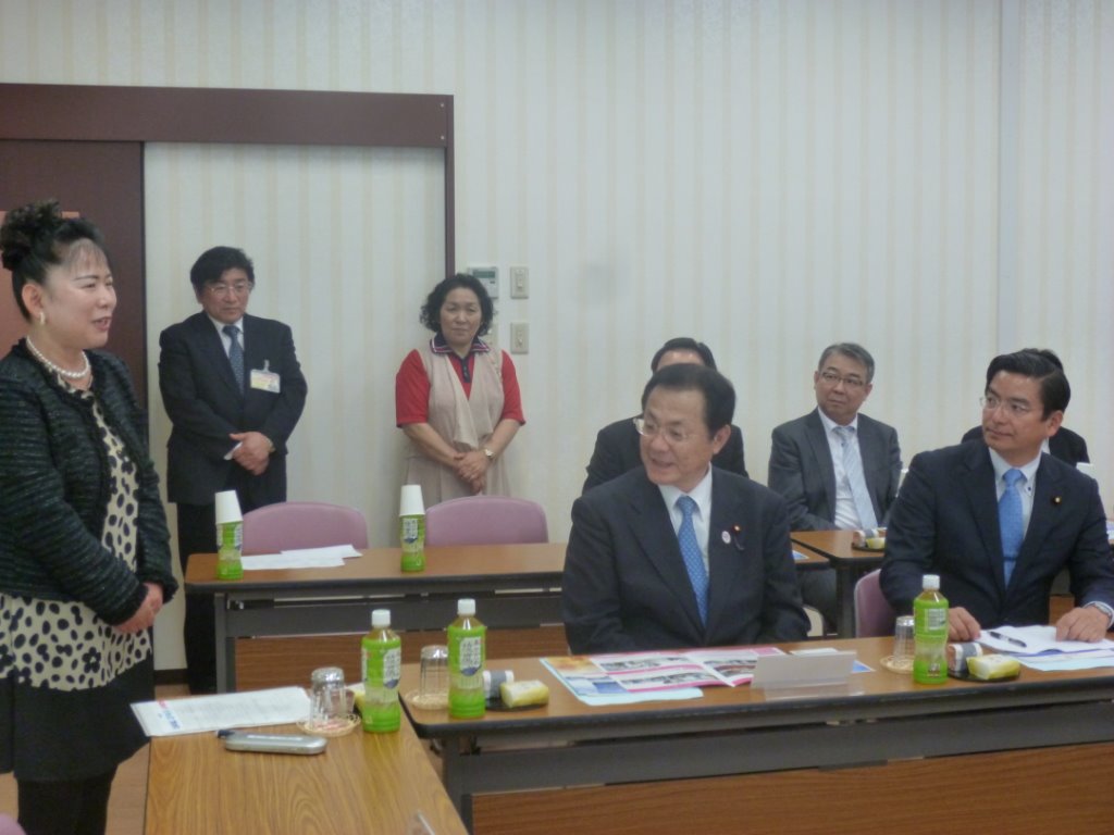 前原理事長 写真