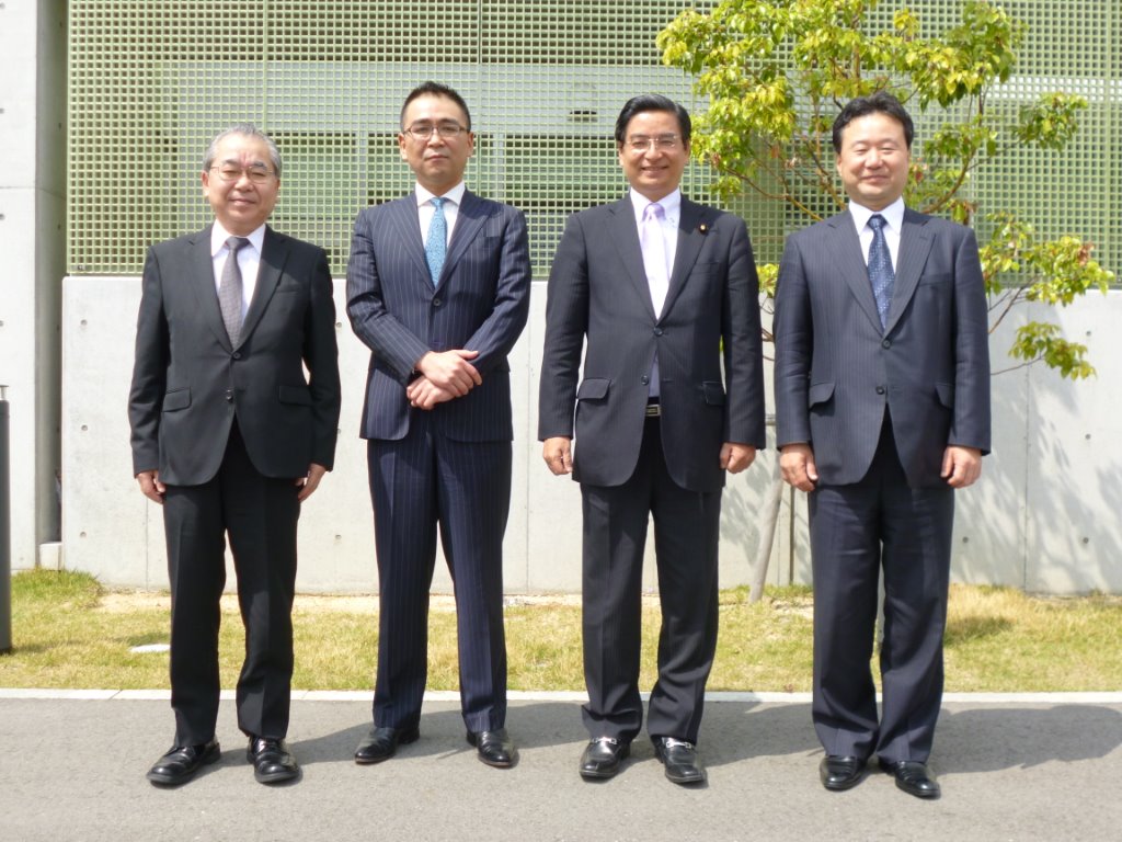 研究所の前で(土肥社長らと) 写真