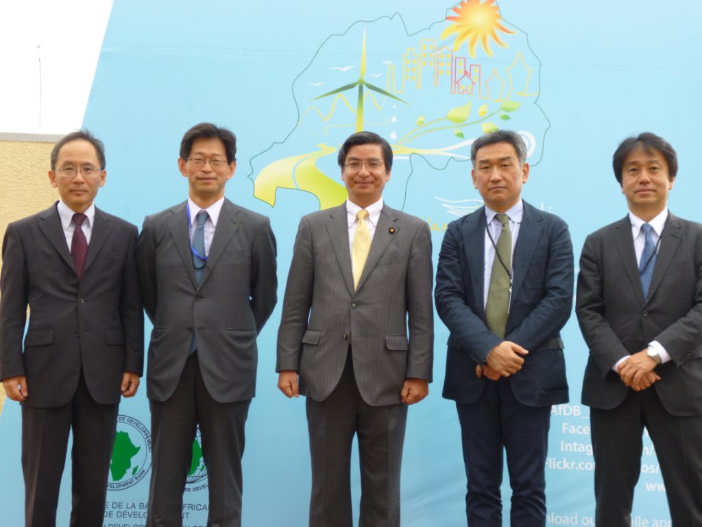 アフリカ開発銀行年次総会(青木大使・浅野理事・武内審議官・大石課長と) 写真