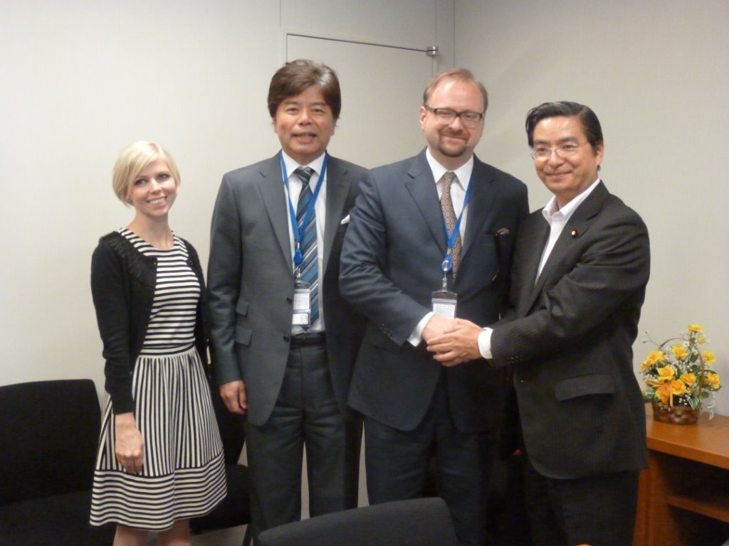 UNDPマイケル・ライリー人事部長・近藤UNDP駐日代表らと 写真