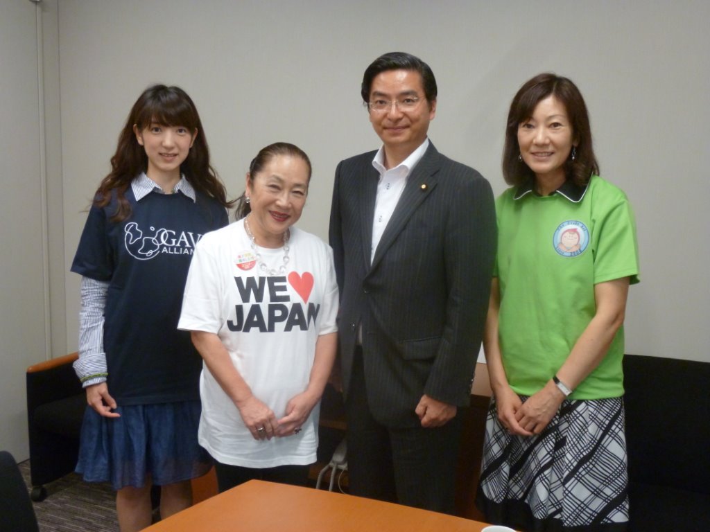 日本リザルツ 白須代表らと 写真