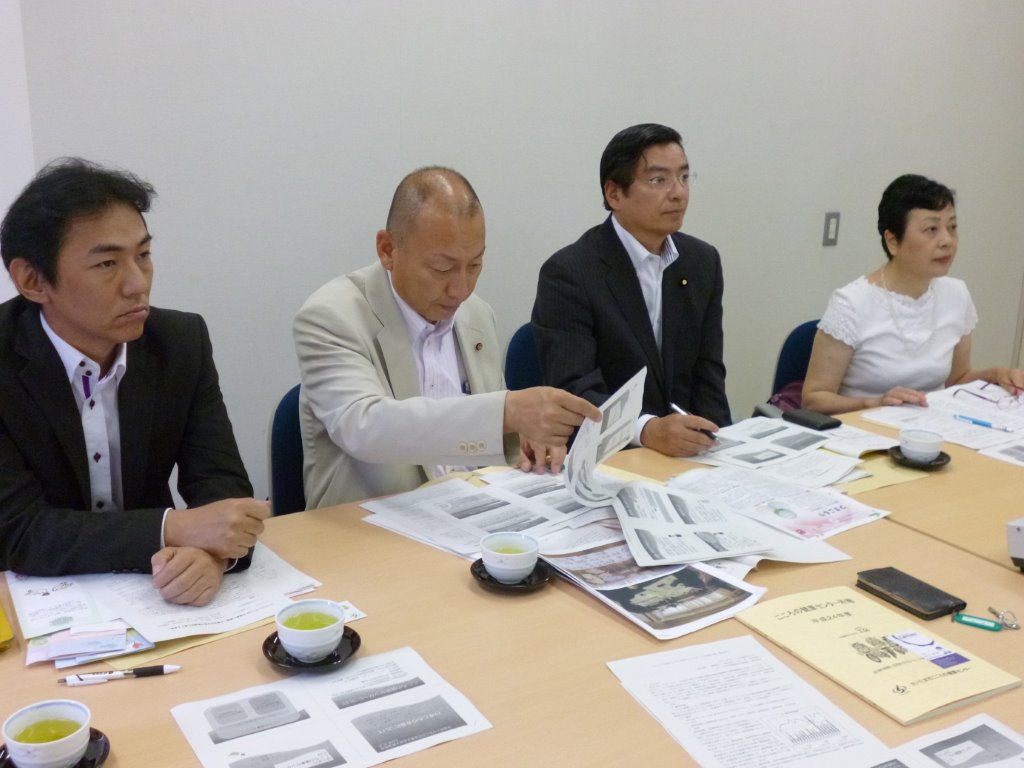 井上市議・金子理事長・田口ゆりえ代表理事 写真