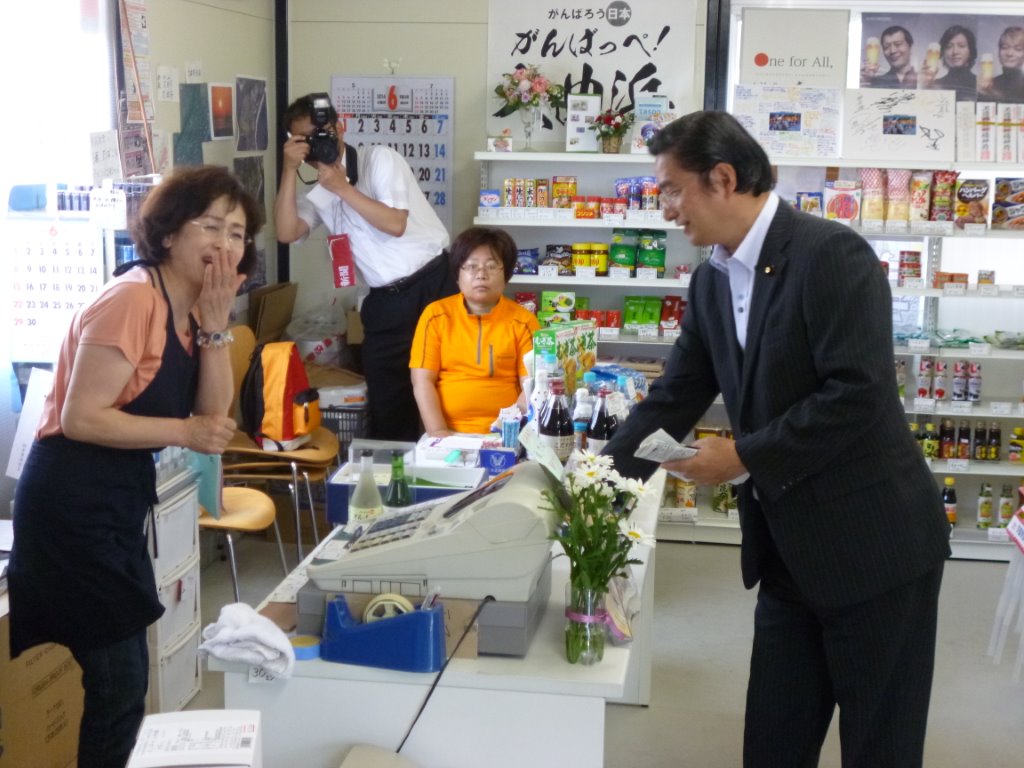 仮設店舗で地元産品購入 写真