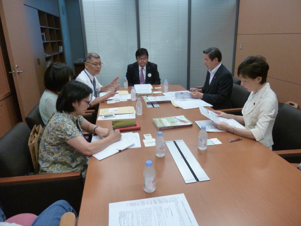 かがやき神戸家族会 松原会長ら 写真