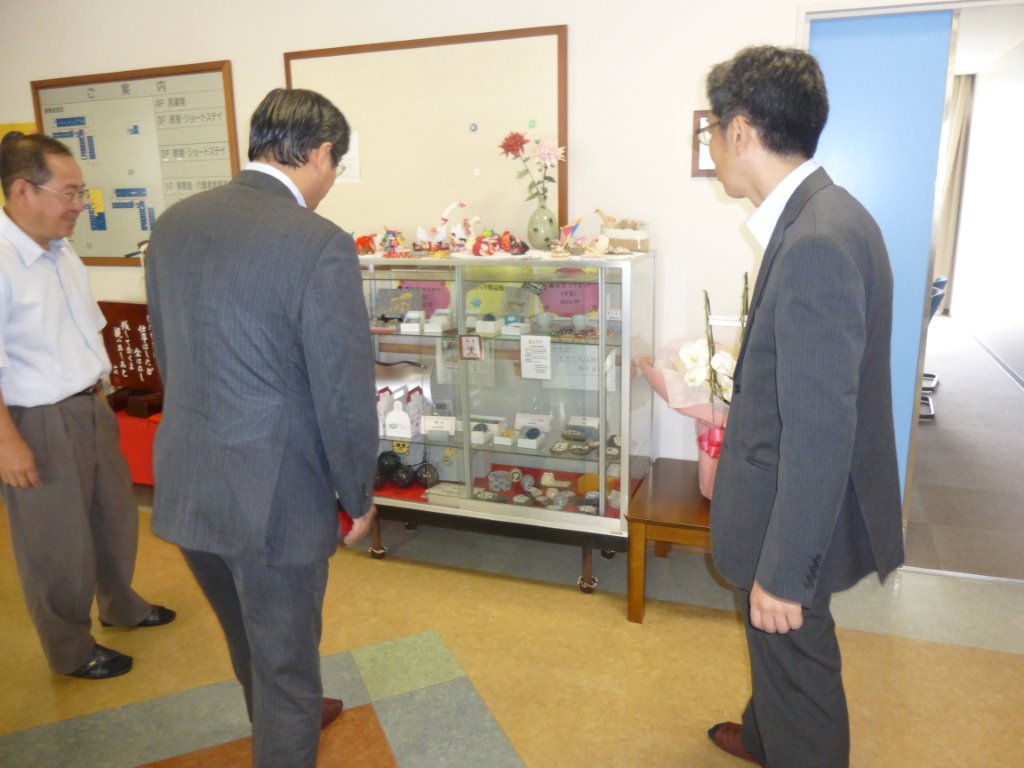 障がい者の創られた製品を見学 写真