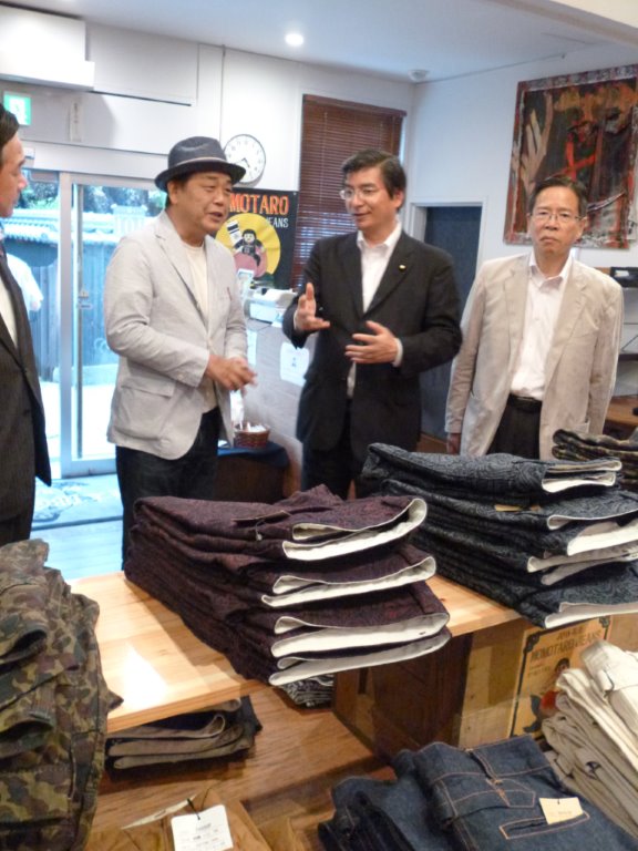 真鍋社長と(桃太郎JEANS味見本店) 写真