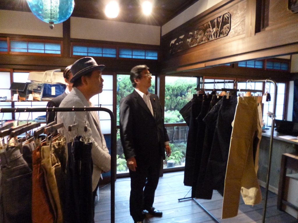 民家改装のジーンズ店 写真