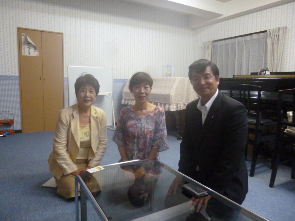 國吉さんのお宅(田中議員と) 写真
