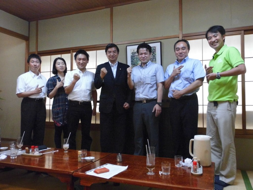 八幡浜商工会議所青年部の皆さんと 写真