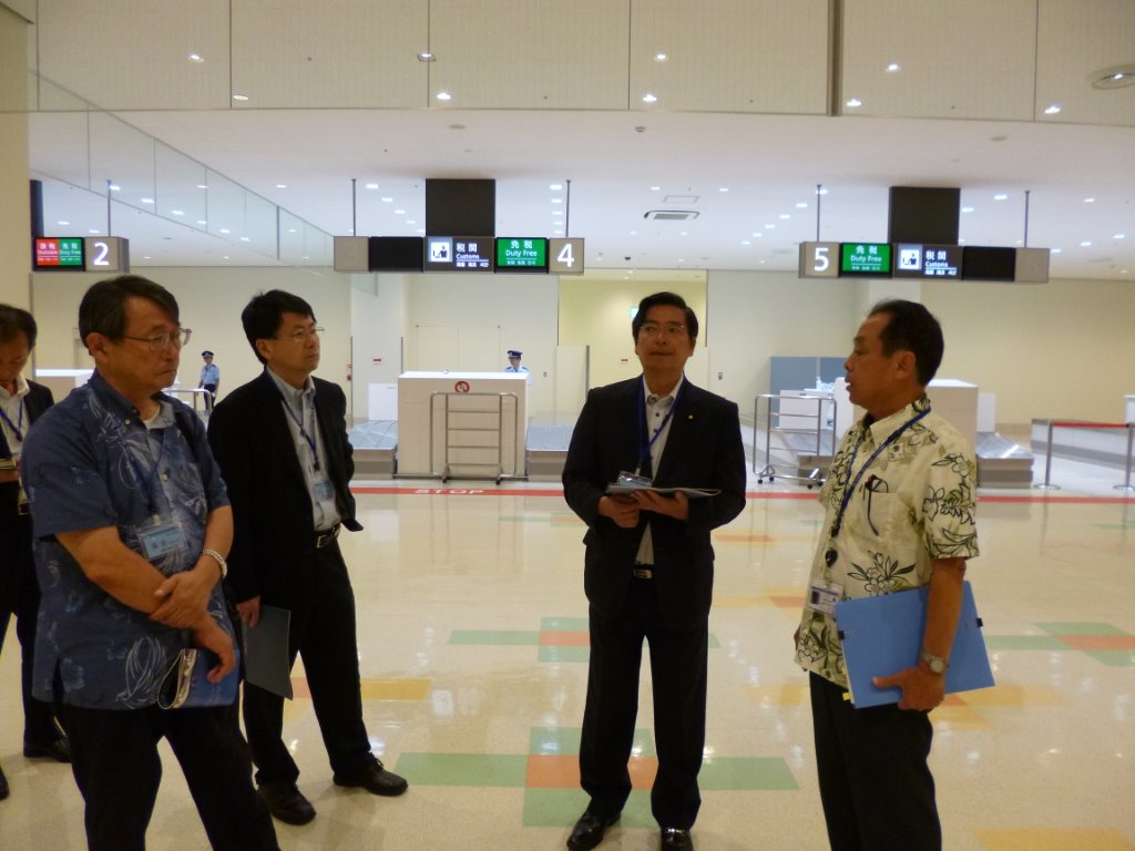 平良那覇空港税関支署長の案内 写真