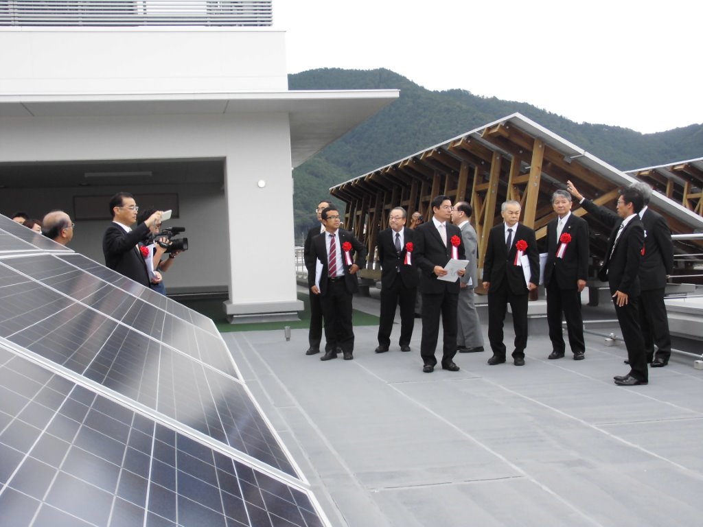 3階屋上の太陽光発電設備 写真