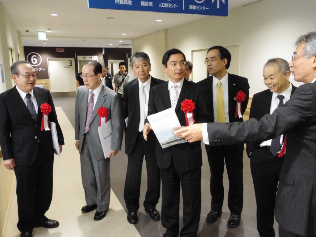 末光院長の案内で病院内見学 写真