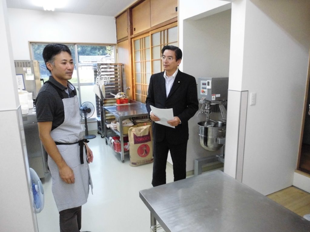 嵯峨施設長の案内で1階パン工房見学 写真