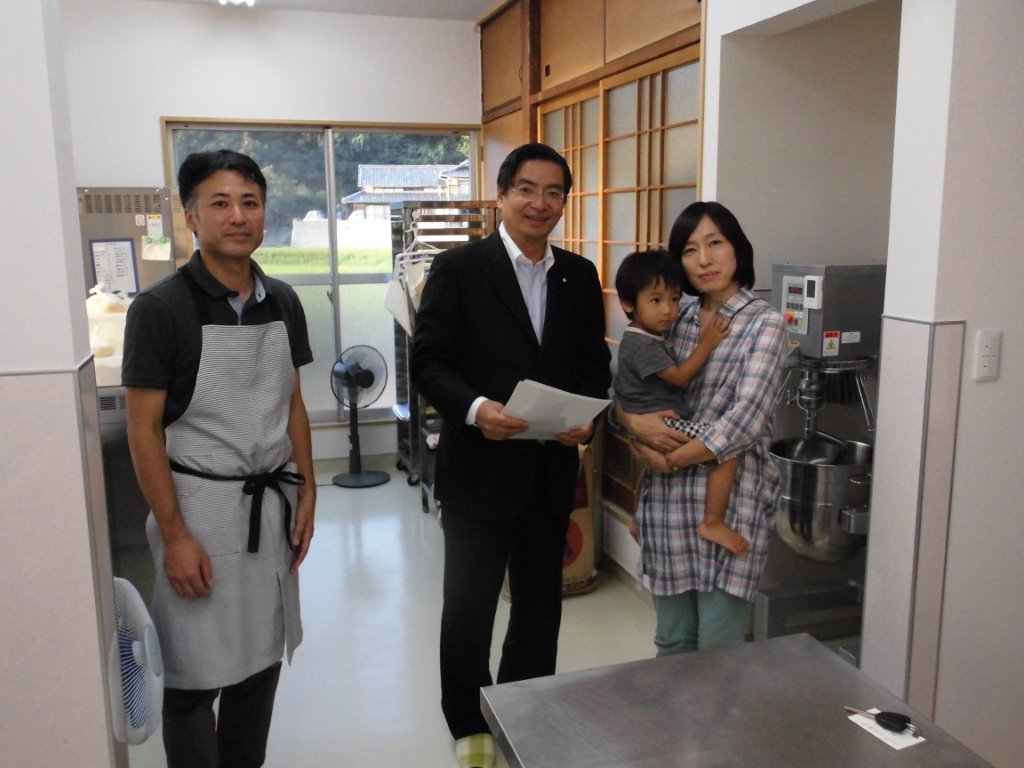 嵯峨さんご一家(理事長・施設長) 写真