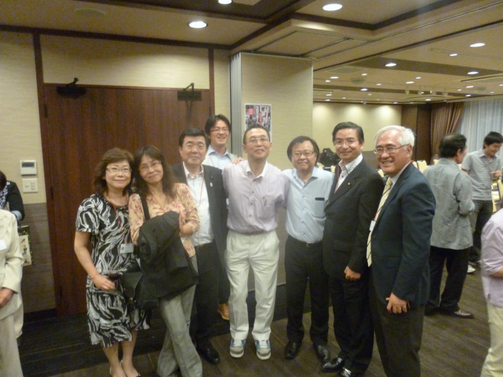 講師の皆さん(杉浦氏・高橋氏・柳田氏)と長橋都議夫妻・知久さん(NPO法人ムジカフォンテ代表理事)ら 写真