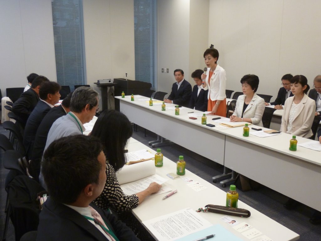 古屋範子本部長と党参加議員 写真