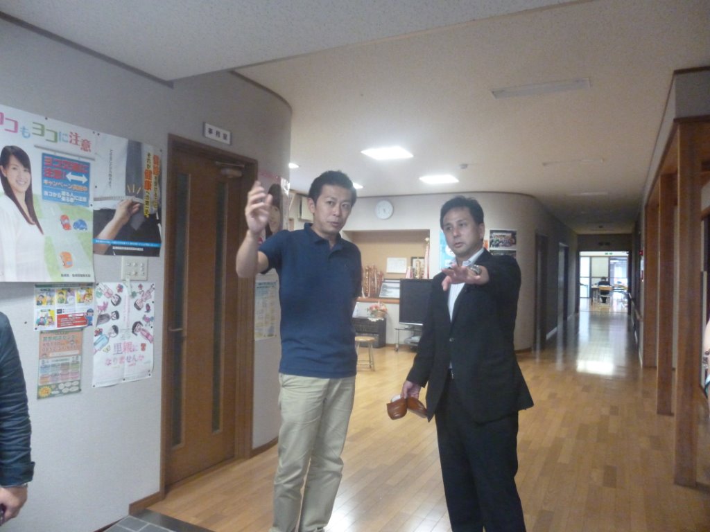 公民館にて 豊田センター長と遠山議員 写真