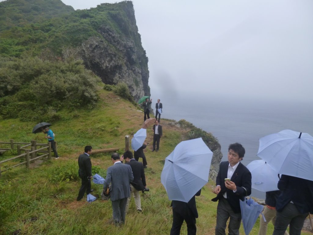 雨の中の視察 写真