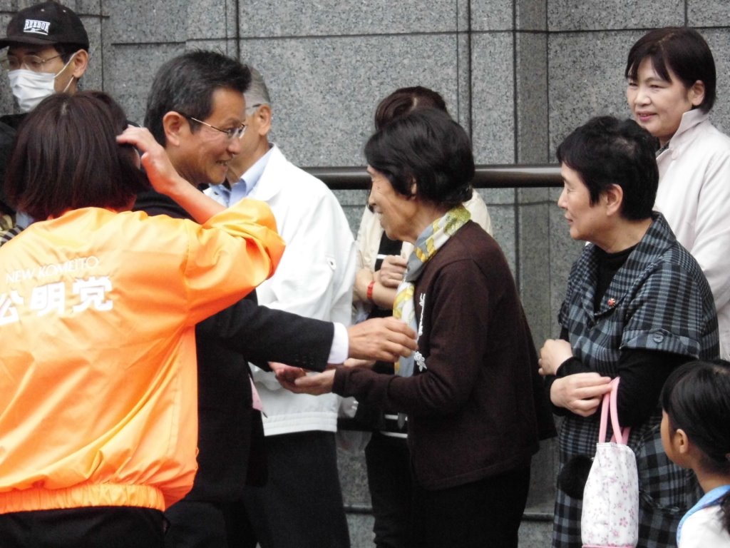皆さんと握手のたきもと候補(いよてつ高島屋前) 写真