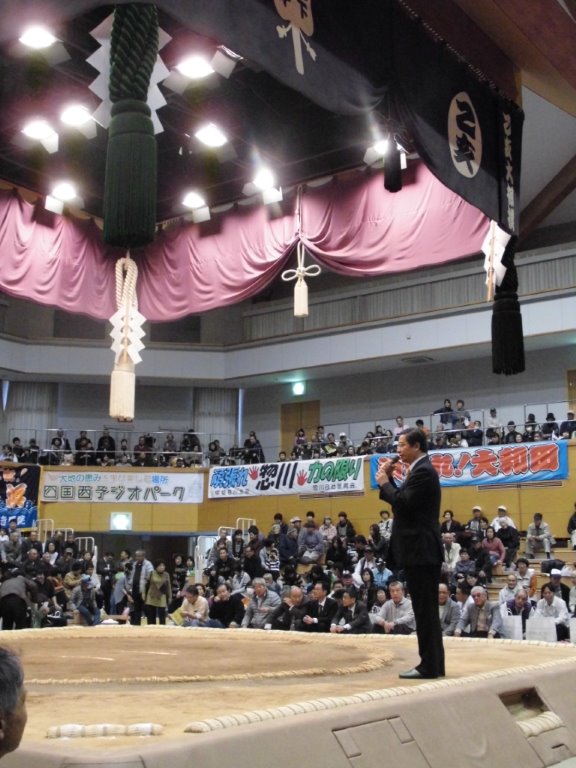 土俵での挨拶 写真