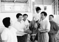 写真：乗馬療法（ホースセラピー）について調査する山本ひろし
