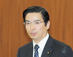 質問する山本博司氏＝１０日　参院厚労委