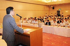 四国夏季議員研修会であいさつする北側幹事長（左）