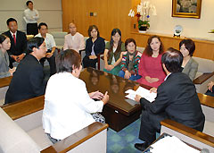 渡辺厚労副大臣（手前右）に要望する園長の代表ら＝１８日　厚労省