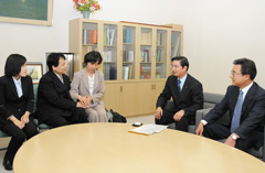 福島教授（左から２人目）と意見交換する山本（博）氏ら＝１日　都庁