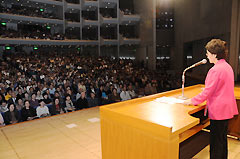 公明党の政策、実績を訴える浜四津代表代行＝１２日　愛媛・松山市