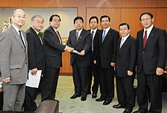 金子国交副大臣（左から４人目）に要望する石田氏（左隣）ら＝２６日　国交省