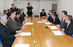 全国市長会の佐竹会長（左から２人目）らから要望を受ける山口政調会長（右から２人目）ら＝２７日　衆院第１議員会館