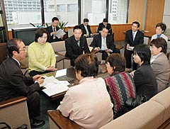 渡辺副大臣（左端）に要望する連絡協議会のメンバーら＝２４日　厚労省