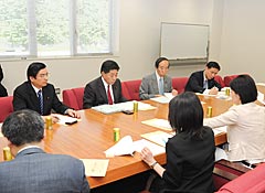 患者の負担軽減策で要望を受ける党医療制度委＝２０日　衆院第２議員会館