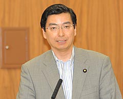 質問する山本（博）氏＝２３日　参院厚労委