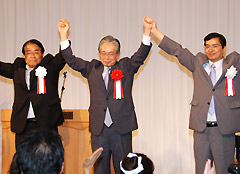 衆院選の勝利を訴える（左から）石田氏、白浜副代表、山本博司氏（６日　徳島市）