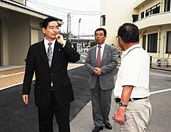 完成した新住居を視察する山本（博）氏（左）ら