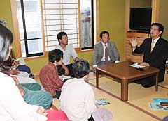 嘉島で住民からの要望を受ける山本氏（右端）