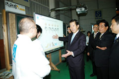 電子黒板の製造会社を視察する山口代表（中央）＝２日 愛媛・東温市