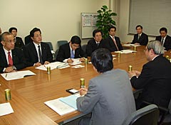 全国中小企業団体中央会から要望を聞く斉藤政調会長ら＝２４日　衆院第１議員会館