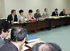 事業仕分けの結果について意見交換する党厚労部会＝２４日　参院議員会館