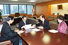 長浜副大臣（左から２人目）に申し入れる渡辺部会長（同３人目）ら＝１０日　厚労省