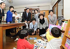 児童養護施設の現状を視察する党プロジェクトチーム＝１６日　東京・練馬区