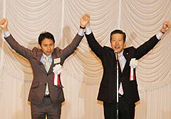 参院選勝利へ支援を呼び掛ける山口代表（右）と谷あい氏＝３１日　岡山市
