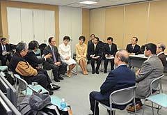 患者団体の代表と懇談する党厚労部会＝３日　横浜市