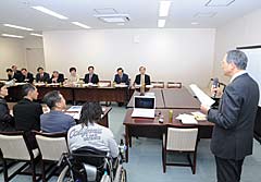 石橋院長（右端）の講演を聞く党厚労部会＝１７日　参院議員会館